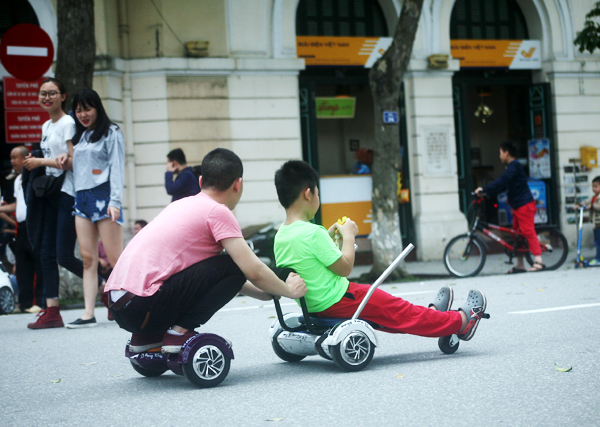 Hà Nội: Xe điện tự hành biến tướng, trẻ nhỏ thi nhau đua ở phố đi bộ - Ảnh 15.