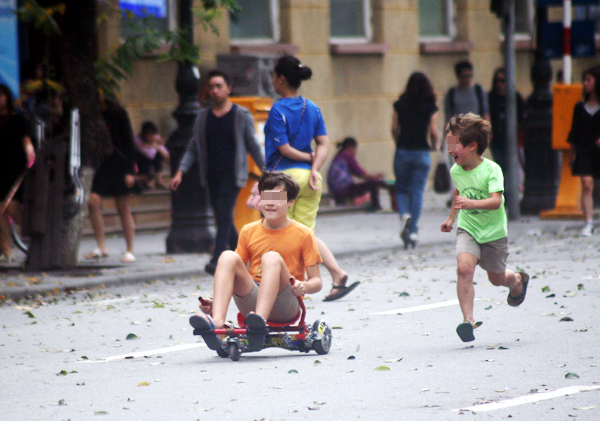 Hà Nội: Xe điện tự hành biến tướng, trẻ nhỏ thi nhau đua ở phố đi bộ - Ảnh 16.