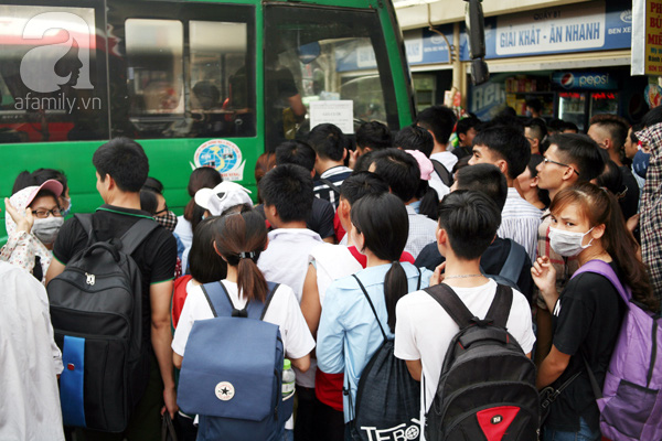 Quảng Ninh: Phụ nữ, trẻ em ngạt thở trên chiếc xe 29 chỗ nhồi nhét 82 người - Ảnh 2.