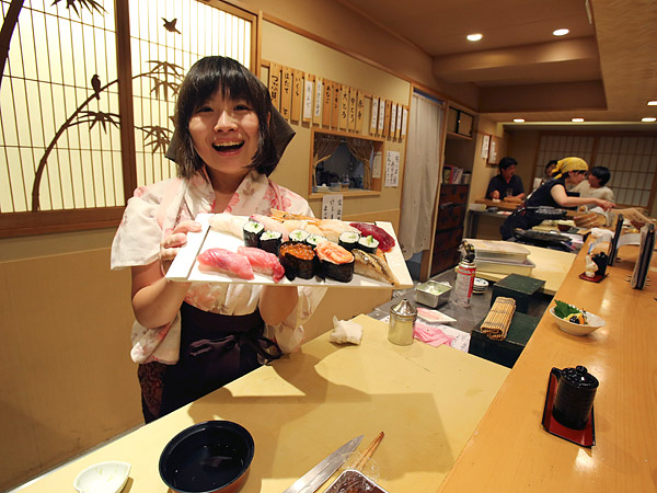 Là món ăn truyền thống nhưng phụ nữ Nhật từng không được làm sushi vì lý do này - Ảnh 2.