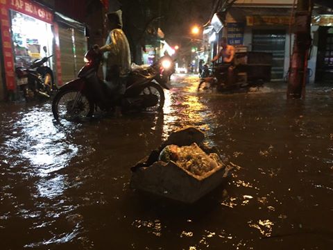 Mưa cực lớn, đường phố Hà Nội ngập úng nghiêm trọng lúc nửa đêm - Ảnh 11.