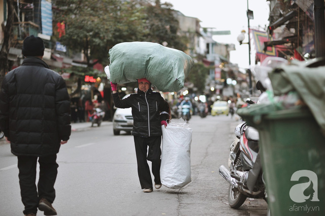 Những khung cảnh mộc mạc chỉ có thể bắt gặp ngày Hà Nội lạnh buốt - Ảnh 8.