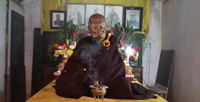 Qua đời đã 2 tháng, cao tăng vẫn mỉm cười khi được dựng dậy thay áo mới - Ảnh 2. Qua đời đã 2 tháng, cao tăng vẫn mỉm cười khi được dựng dậy thay áo mới - Ảnh 2.