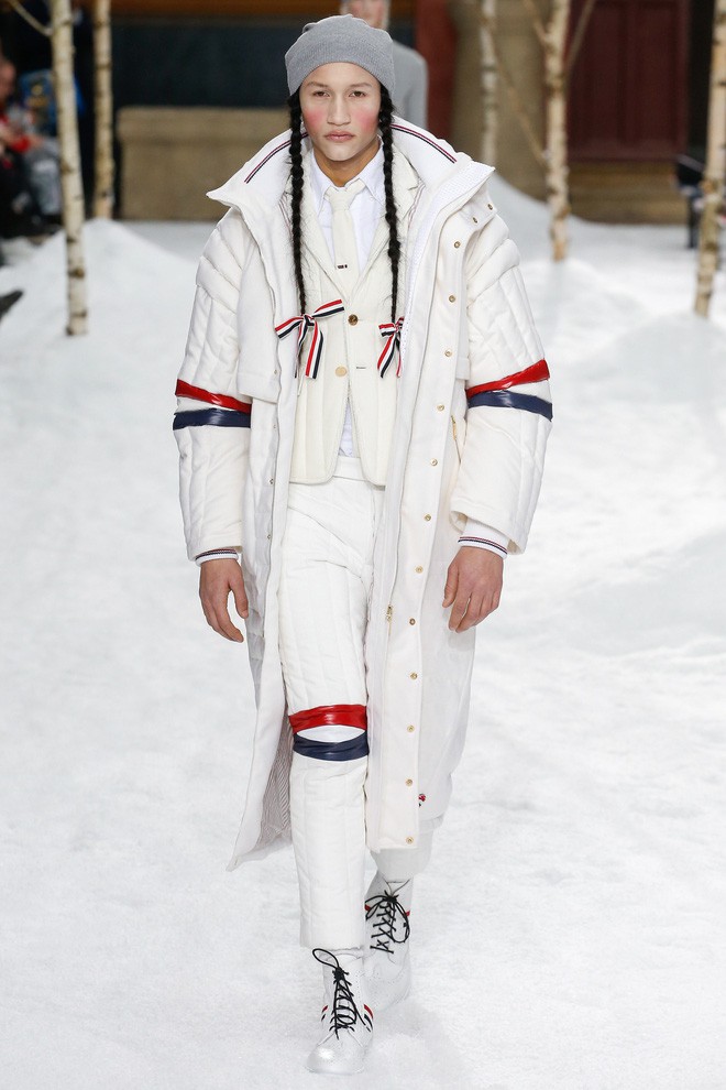 Đang diễn dở, mẫu nam của Thom Browne mang túi ngủ ra đánh luôn một giấc trên sàn catwalk - Ảnh 5.