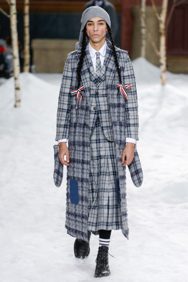 Đang diễn dở, mẫu nam của Thom Browne mang túi ngủ ra đánh luôn một giấc trên sàn catwalk - Ảnh 6.