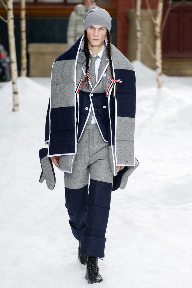 Đang diễn dở, mẫu nam của Thom Browne mang túi ngủ ra đánh luôn một giấc trên sàn catwalk - Ảnh 8.