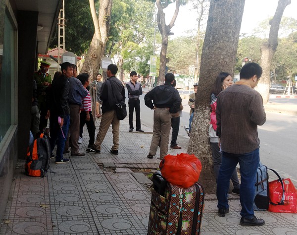 Nhiều cổ động viên có mặt tại đại sứ quán Trung Quốc để xin visa kịp đi cổ vũ U23 Việt Nam - Ảnh 4.