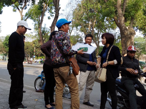 Nhiều cổ động viên có mặt tại đại sứ quán Trung Quốc để xin visa kịp đi cổ vũ U23 Việt Nam - Ảnh 6.