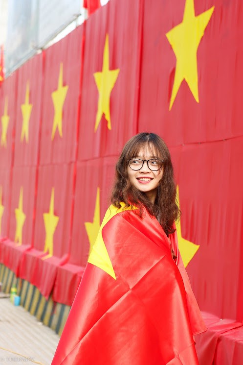 Hà Nội: Bức tường rào 500m2 phủ kín cờ đỏ sao vàng bất ngờ xuất hiện trên đường Nguyễn Trãi khiến người dân thích thú - Ảnh 10.