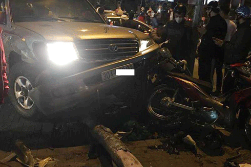 Hà Nội: Xe ô tô điên gây tai nạn liên hoàn, 6 người nhập viện - Ảnh 1.