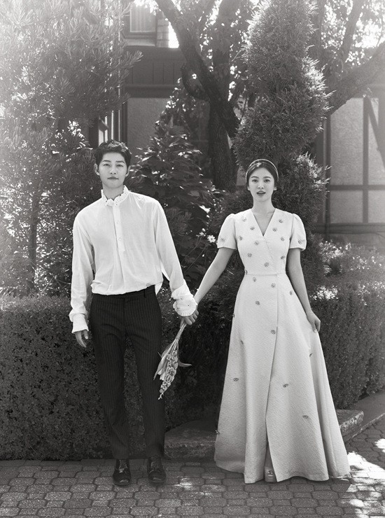 Min cực chịu chơi khi bỏ 50 triệu VNĐ để sở hữu mẫu đầm từng được Song Hye Kyo diện chụp ảnh cưới - Ảnh 3.