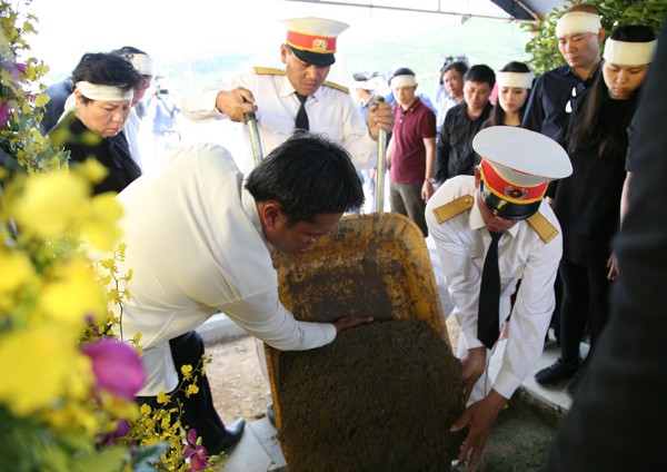 Học sinh nghẹn ngào hát vang bài Bài học đầu tiên trong lễ an táng cố thầy giáo Văn Như Cương - Ảnh 10.