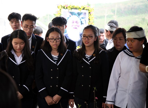 Học sinh nghẹn ngào hát vang bài Bài học đầu tiên trong lễ an táng cố thầy giáo Văn Như Cương - Ảnh 15.