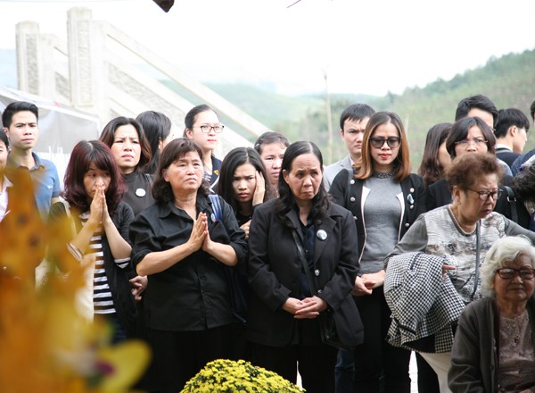 Học sinh nghẹn ngào hát vang bài Bài học đầu tiên trong lễ an táng cố thầy giáo Văn Như Cương - Ảnh 14.