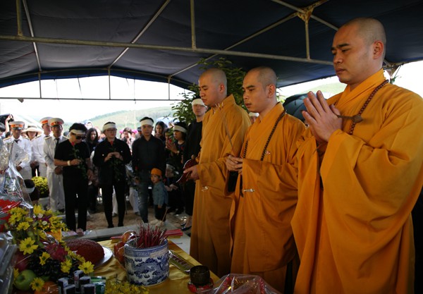 Học sinh nghẹn ngào hát vang bài Bài học đầu tiên trong lễ an táng cố thầy giáo Văn Như Cương - Ảnh 3.