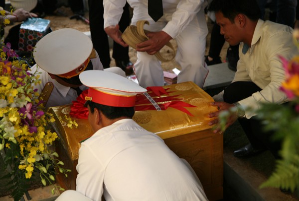 Học sinh nghẹn ngào hát vang bài Bài học đầu tiên trong lễ an táng cố thầy giáo Văn Như Cương - Ảnh 7.