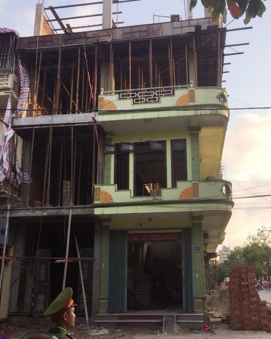 Nguy&ecirc;n nh&acirc;n thanh sắt rơi thủng n&oacute;c &ocirc; t&ocirc;, người đ&agrave;n &ocirc;ng ngồi cạnh vợ con tử vong ở Ninh B&igrave;nh - Ảnh 1.