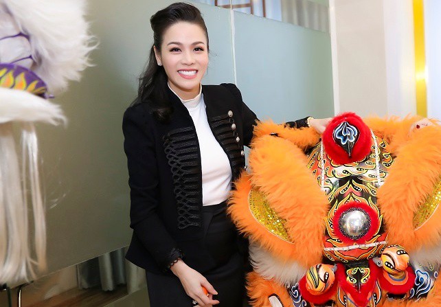 Nhật Kim Anh nhí nhảnh hôn lên má đàn chị Việt Hương - Ảnh 1.
