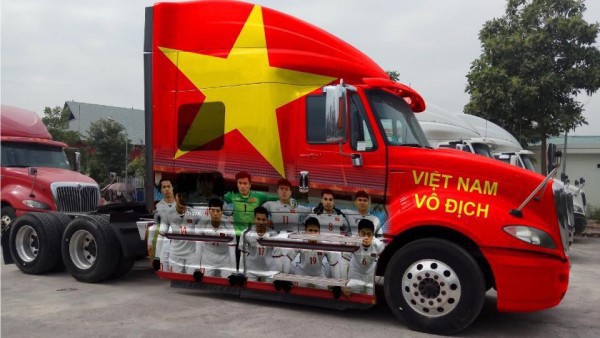 Ra phố những ngày này ai cũng thấy rộn ràng với biết bao chuyến xe “chở” đầy cờ hoa và cả dàn đội tuyển U23 Việt Nam - Ảnh 2. Ra phố những ngày này ai cũng thấy rộn ràng với biết bao chuyến xe “chở” đầy cờ hoa và cả dàn đội tuyển U23 Việt Nam - Ảnh 2.