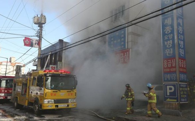  Cháy bệnh viện ở Hàn Quốc, hơn 100 người thương vong - Ảnh 1.