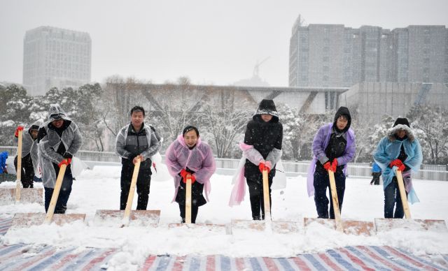 Trung Quốc huy động 300 người dọn tuyết trước trận chung kết U23 châu Á - Ảnh 1.