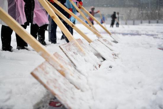 Trung Quốc huy động 300 người dọn tuyết trước trận chung kết U23 châu Á - Ảnh 2.