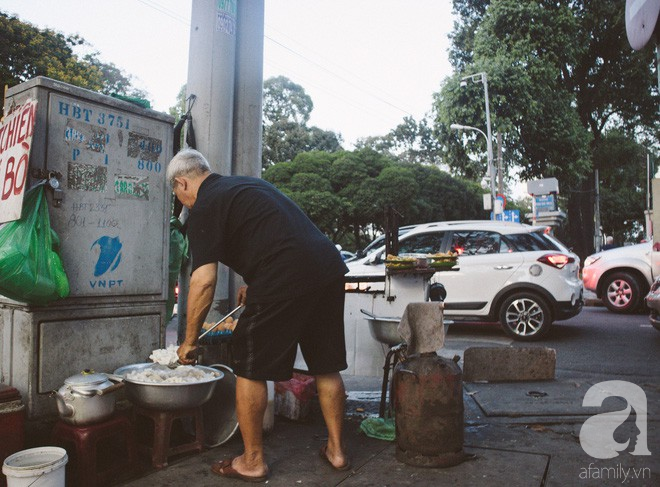 Em bé 5 tuổi có mẹ mà vẫn mồ côi, cùng ông bà mưu sinh bên xe bột chiên vỉa hè Sài Gòn - Ảnh 8.