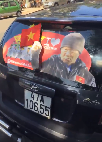 Ra phố những ngày này ai cũng thấy rộn ràng với biết bao chuyến xe “chở” đầy cờ hoa và cả dàn đội tuyển U23 Việt Nam - Ảnh 6. Ra phố những ngày này ai cũng thấy rộn ràng với biết bao chuyến xe “chở” đầy cờ hoa và cả dàn đội tuyển U23 Việt Nam - Ảnh 6.