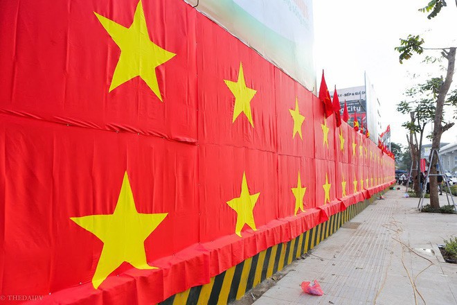 Ra phố những ngày này ai cũng thấy rộn ràng với biết bao chuyến xe “chở” đầy cờ hoa và cả dàn đội tuyển U23 Việt Nam - Ảnh 8. Ra phố những ngày này ai cũng thấy rộn ràng với biết bao chuyến xe “chở” đầy cờ hoa và cả dàn đội tuyển U23 Việt Nam - Ảnh 8.