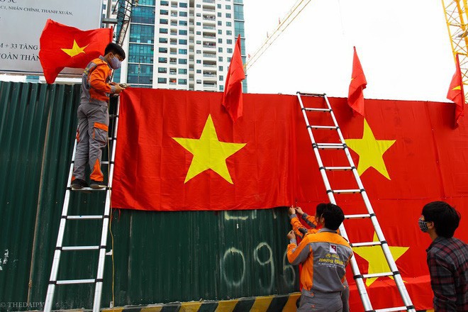Ra phố những ngày này ai cũng thấy rộn ràng với biết bao chuyến xe “chở” đầy cờ hoa và cả dàn đội tuyển U23 Việt Nam - Ảnh 9. Ra phố những ngày này ai cũng thấy rộn ràng với biết bao chuyến xe “chở” đầy cờ hoa và cả dàn đội tuyển U23 Việt Nam - Ảnh 9.