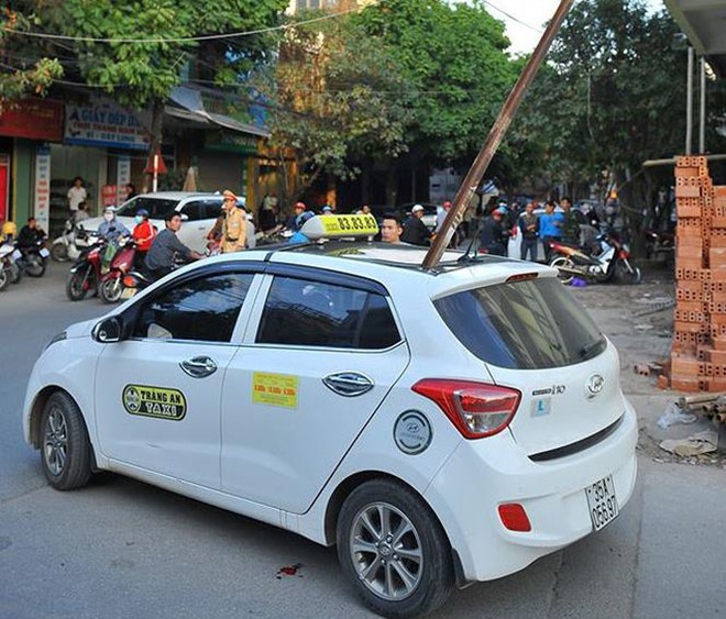 Nguy&ecirc;n nh&acirc;n thanh sắt rơi thủng n&oacute;c &ocirc; t&ocirc;, người đ&agrave;n &ocirc;ng ngồi cạnh vợ con tử vong ở Ninh B&igrave;nh - Ảnh 2.