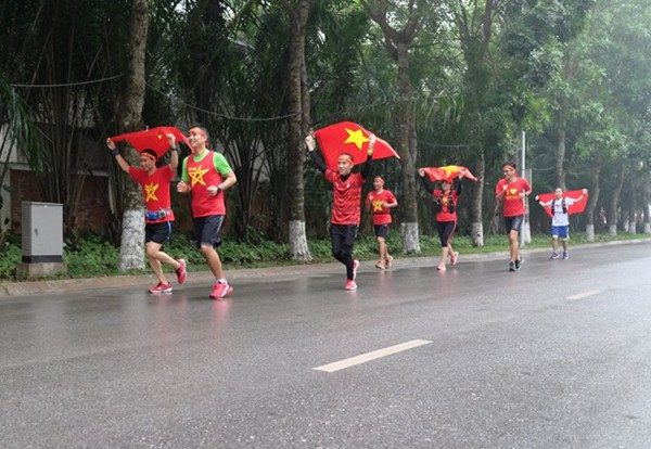 Hà Nội: Cư dân chung cư góp tiền thuê màn hình LED, mua đồ nhậu cháy hết mình cùng U23 Việt Nam - Ảnh 7.