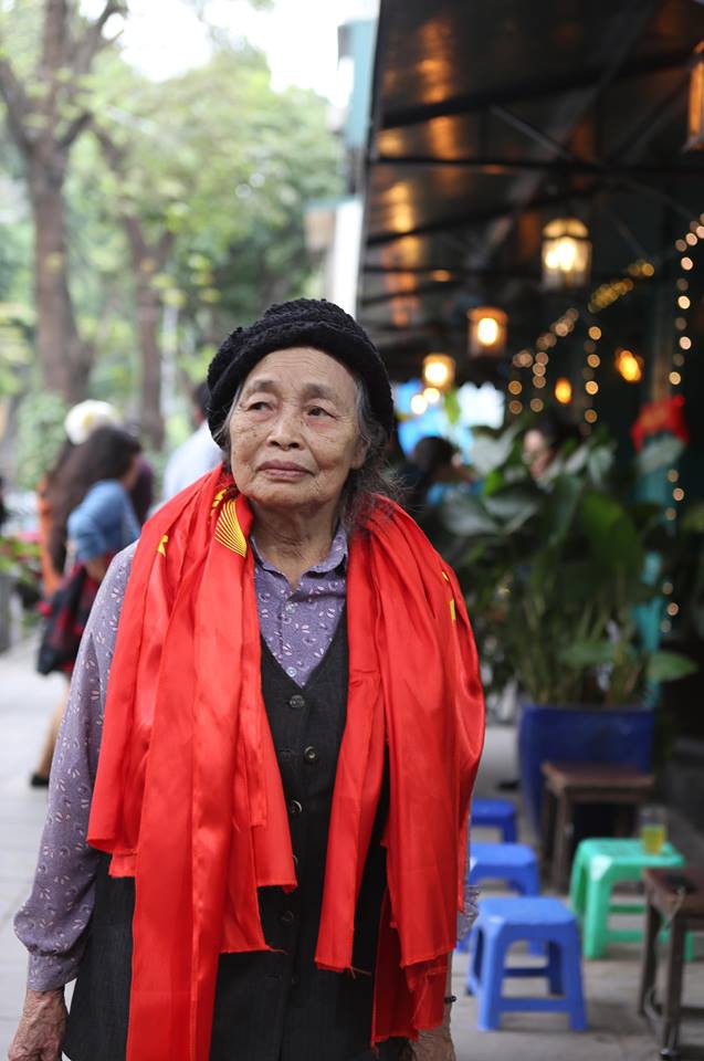 Hà Nội: 20.000 khăn in lời cảm ơn U23 Việt Nam được một quán cafe gửi tặng người hâm mộ - Ảnh 8.