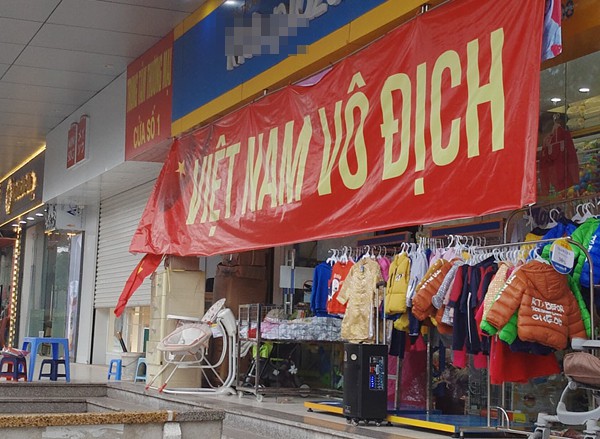 Hà Nội: Cư dân chung cư góp tiền thuê màn hình LED, mua đồ nhậu cháy hết mình cùng U23 Việt Nam - Ảnh 4.