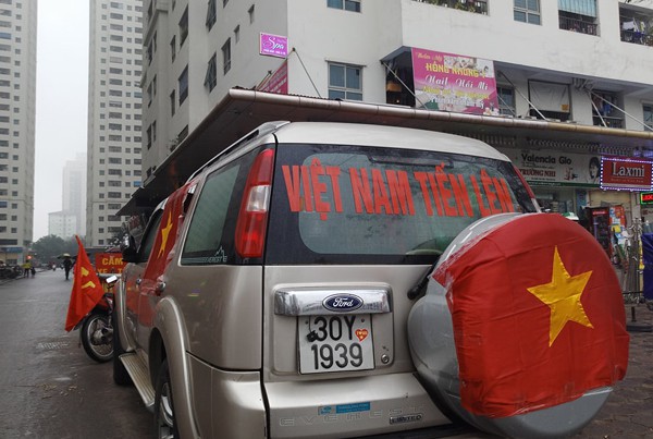 Hà Nội: Cư dân chung cư góp tiền thuê màn hình LED, mua đồ nhậu cháy hết mình cùng U23 Việt Nam - Ảnh 3.