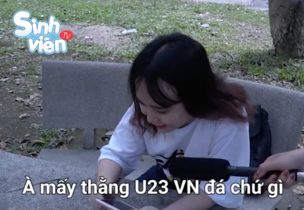 Clip: Gọi điện cho cha xin bỏ thi để xem U23 Việt Nam đá chung kết, nữ sinh bị mắng ‘té tát’ - Ảnh 2.