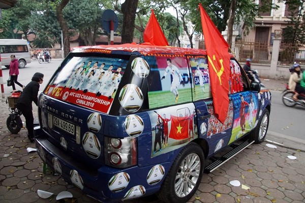 Clip ‘dân chơi’ chi gần 20 triệu ‘trang điểm’ xe hơi bạc tỷ cổ vũ U23 Việt Nam đấu chung kết - Ảnh 3.