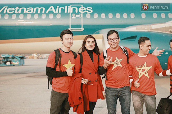 Sân bay Tân Sơn Nhất “nhuộm” màu đỏ rực khi rất đông hành khách lên đường cổ vũ U23 Việt Nam - Ảnh 1.