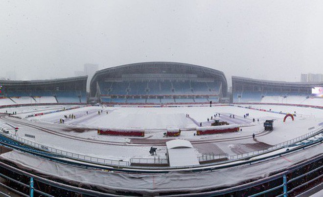 Người hâm mộ Việt Nam lo lắng, xót xa khi cầu thủ U23 phải ra sân khi tuyết vẫn rơi dày - Ảnh 1.