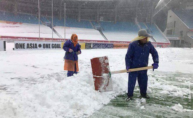 Người hâm mộ Việt Nam lo lắng, xót xa khi cầu thủ U23 phải ra sân khi tuyết vẫn rơi dày - Ảnh 2.