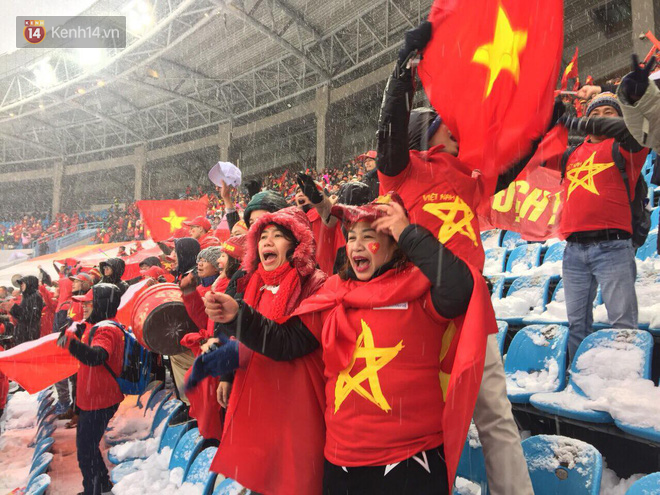 Khoảnh khắc định mệnh: Thanh niên selfie đúng lúc bóng của Quang Hải vào lưới đội bạn - Ảnh 2.