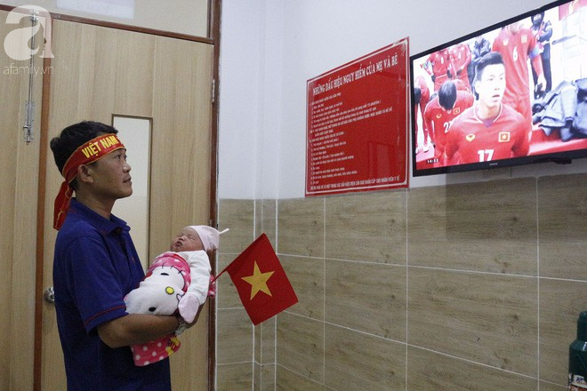 Những em bé chào đời khi U23 Việt Nam đang thi đấu xuất sắc: Bé được khoác cờ, bé được cha mừng rỡ bế đi cổ vũ - Ảnh 1.