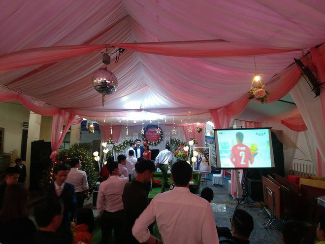 Đám cưới đúng ngày U23 Việt Nam đá chung kết: Cỗ dọn lên không ai ăn, loa đài dùng chiếu bóng đá - Ảnh 8.