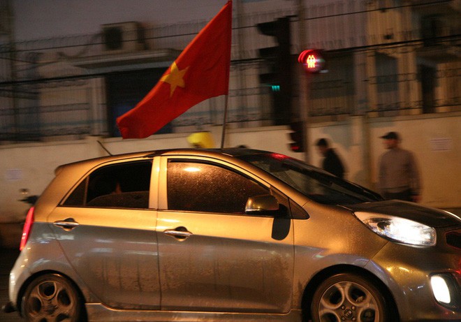 Người dân đổ ra đường chúc mừng các cầu thủ U23 Việt Nam dù không đạt ngôi vị cao nhất - Ảnh 24.