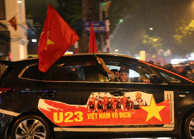 Người dân đổ ra đường chúc mừng các cầu thủ U23 Việt Nam dù không đạt ngôi vị cao nhất - Ảnh 25.