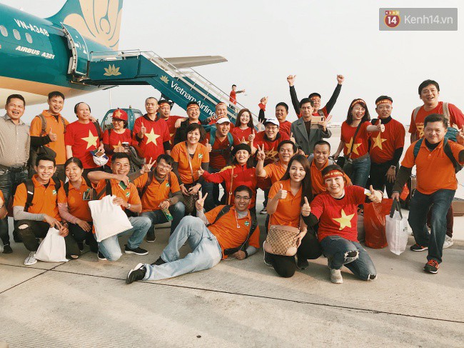 Sân bay Tân Sơn Nhất “nhuộm” màu đỏ rực khi rất đông hành khách lên đường cổ vũ U23 Việt Nam - Ảnh 4.