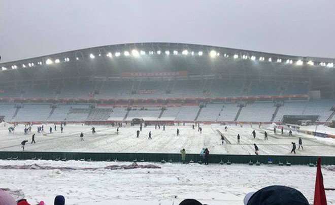 Người hâm mộ Việt Nam lo lắng, xót xa khi cầu thủ U23 phải ra sân khi tuyết vẫn rơi dày - Ảnh 3.