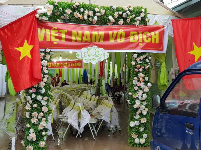 Đám cưới đúng ngày U23 Việt Nam đá chung kết: Cỗ dọn lên không ai ăn, loa đài dùng chiếu bóng đá - Ảnh 10.