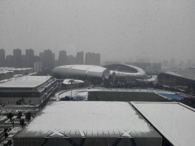 Người hâm mộ Việt Nam lo lắng, xót xa khi cầu thủ U23 phải ra sân khi tuyết vẫn rơi dày - Ảnh 4.