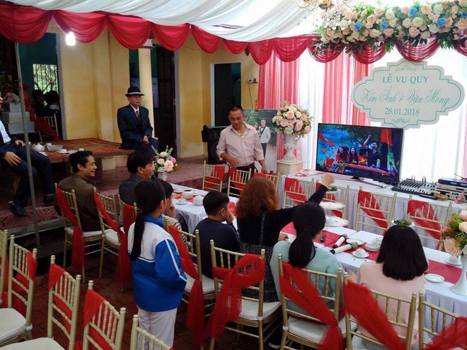 Đám cưới đúng ngày U23 Việt Nam đá chung kết: Cỗ dọn lên không ai ăn, loa đài dùng chiếu bóng đá - Ảnh 11.